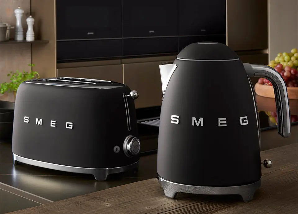 Popularny czajnik SMEG w kolorze czarny mat